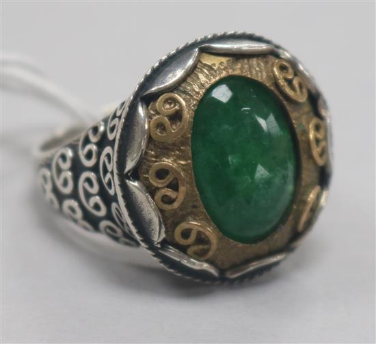 An ornate silver and green quartz set dress ring, size V.